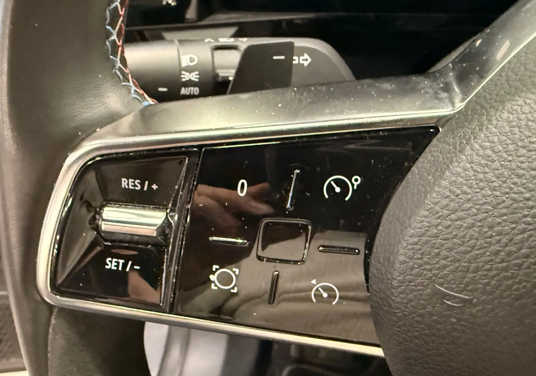 Gros plan sur les commandes du régulateur de vitesse au volant du Renault Austral E-Tech hybride 2023.