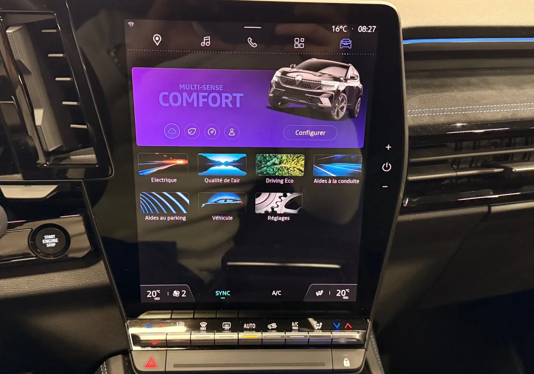 Écran tactile central du Renault Austral E-Tech 2023 affichant les réglages de conduite, avec détails en noir et bleu.