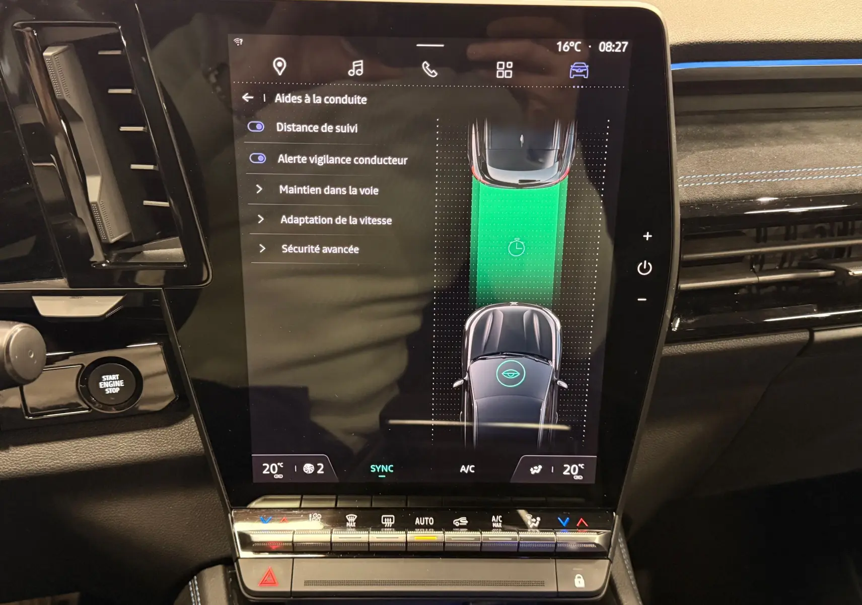 Écran tactile central du Renault Austral E-Tech 2023 montrant les aides à la conduite et la climatisation, intérieur noir avec surpiqûres bleues.