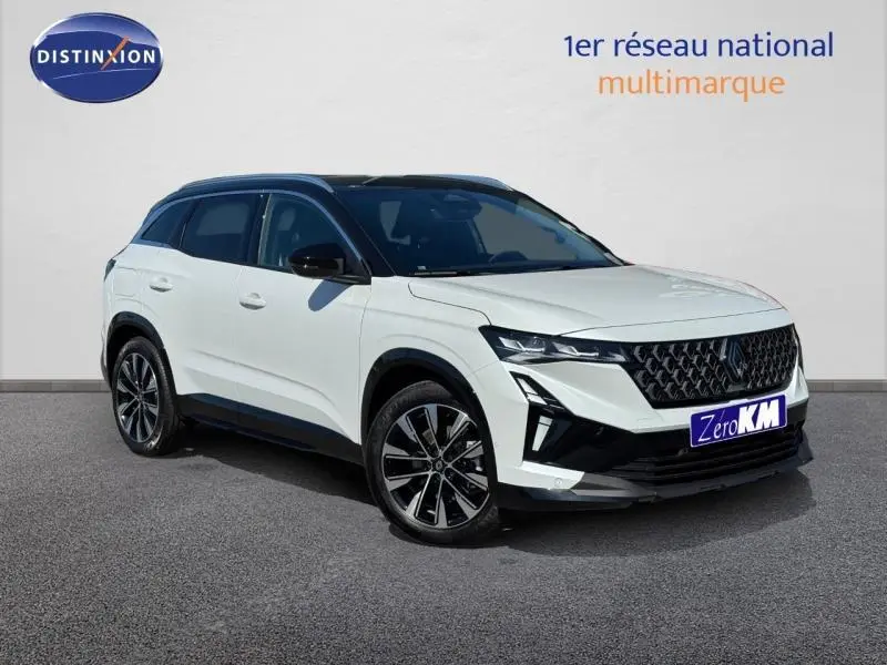 Renault Austral blanc nacré avec toit noir étoilé, vue 3/4 avant mettant en valeur la calandre distinctive.