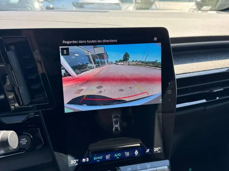 Écran tactile intérieur du Renault Austral 2025 montrant la caméra de recul avec vue arrière dégagée.