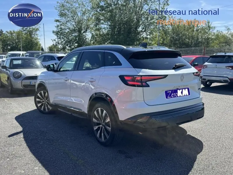 Vue 3/4 arrière droite du Renault Austral blanc nacré avec toit noir étoilé, jantes alu et feux LED distinctifs.