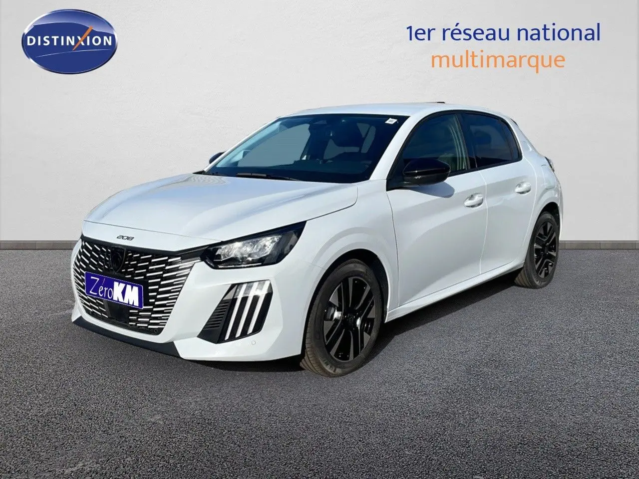 Peugeot 208 Hybrid blanc Okenite métal en 3/4 avant droit avec jantes noires et calandre distinctive.