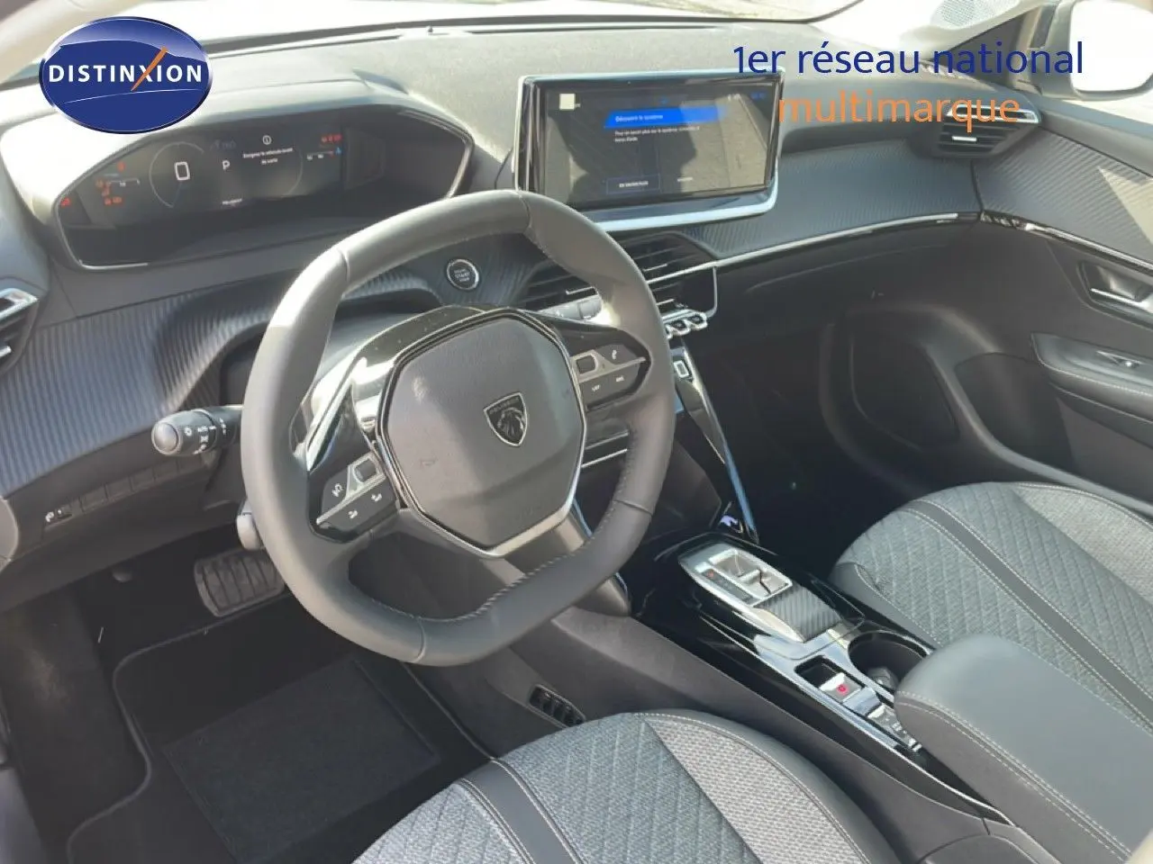 Intérieur de la Peugeot 208 Hybrid 110ch vue côté conducteur, volant compact, tableau de bord numérique et console centrale moderne.