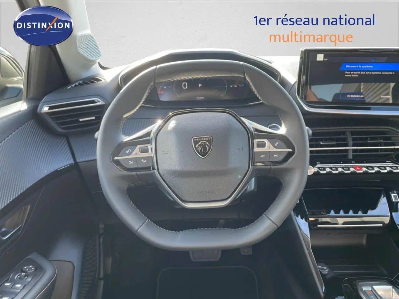 Vue intérieure centrée sur le volant Peugeot 208 Hybrid 2026, avec tableau de bord numérique et écran tactile moderne.