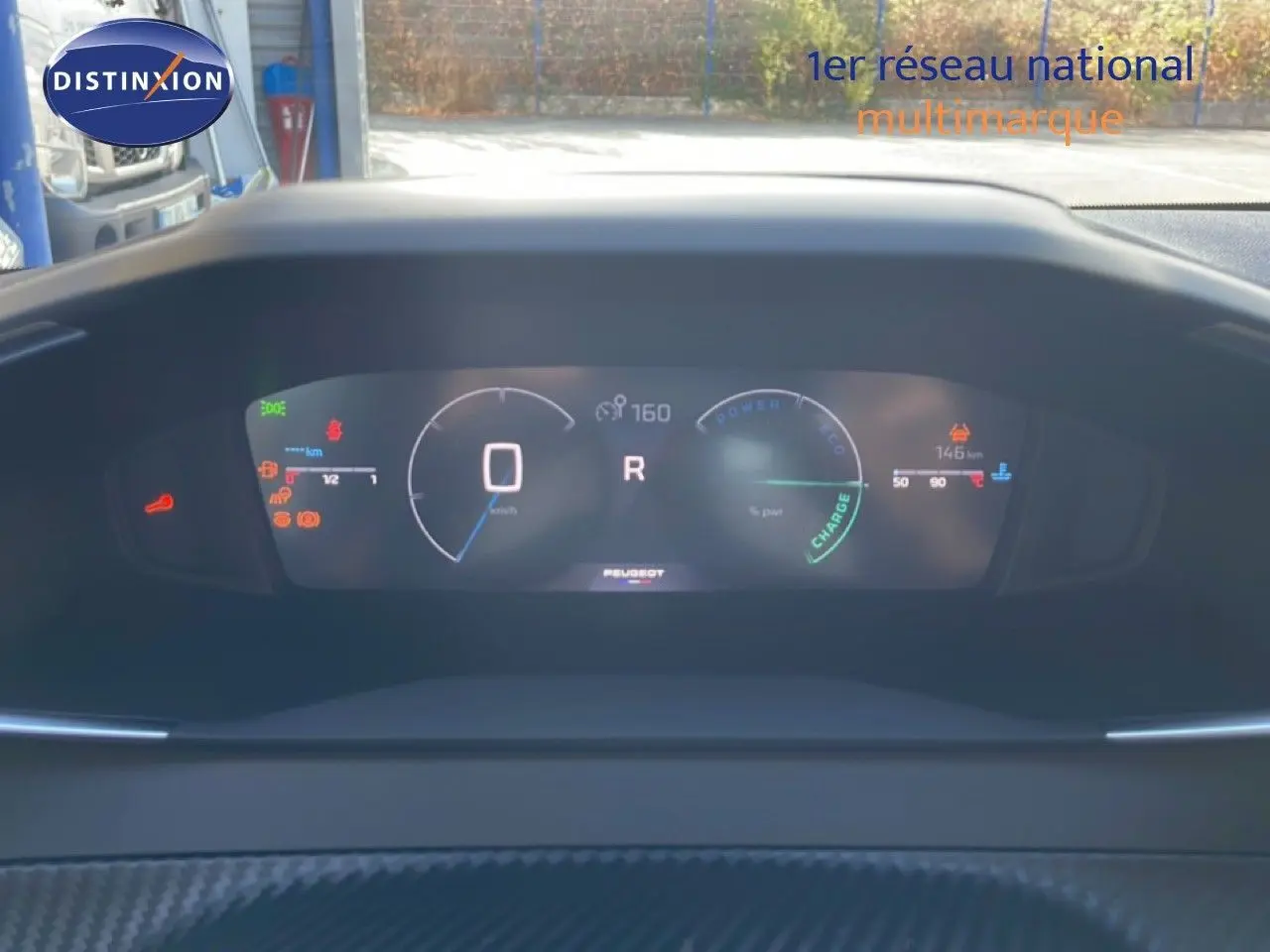 Tableau de bord numérique de Peugeot 208 Hybrid blanc, affichant vitesse et indicateurs en vue frontale.