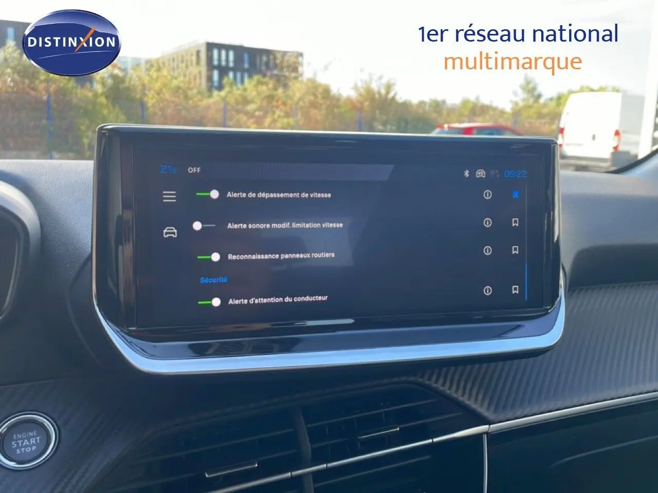 Vue intérieure centrée sur l'écran tactile du tableau de bord de la Peugeot 208 Hybrid 110ch Allure, avec affichage des alertes de sécurité.