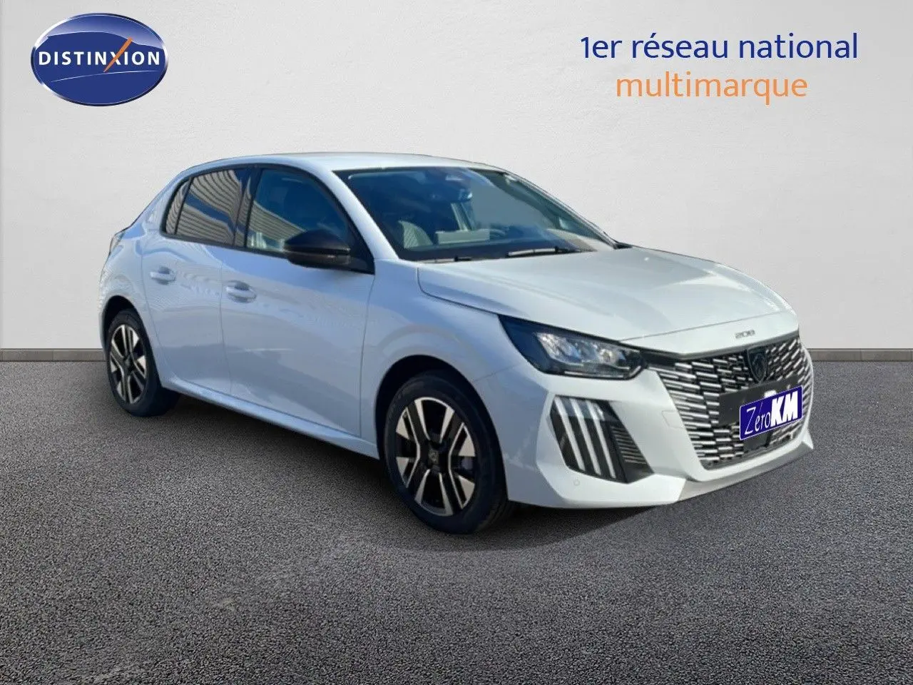 Peugeot 208 Hybrid blanc Okenite métal vue 3/4 avant droit avec calandre et phares LED distinctifs.