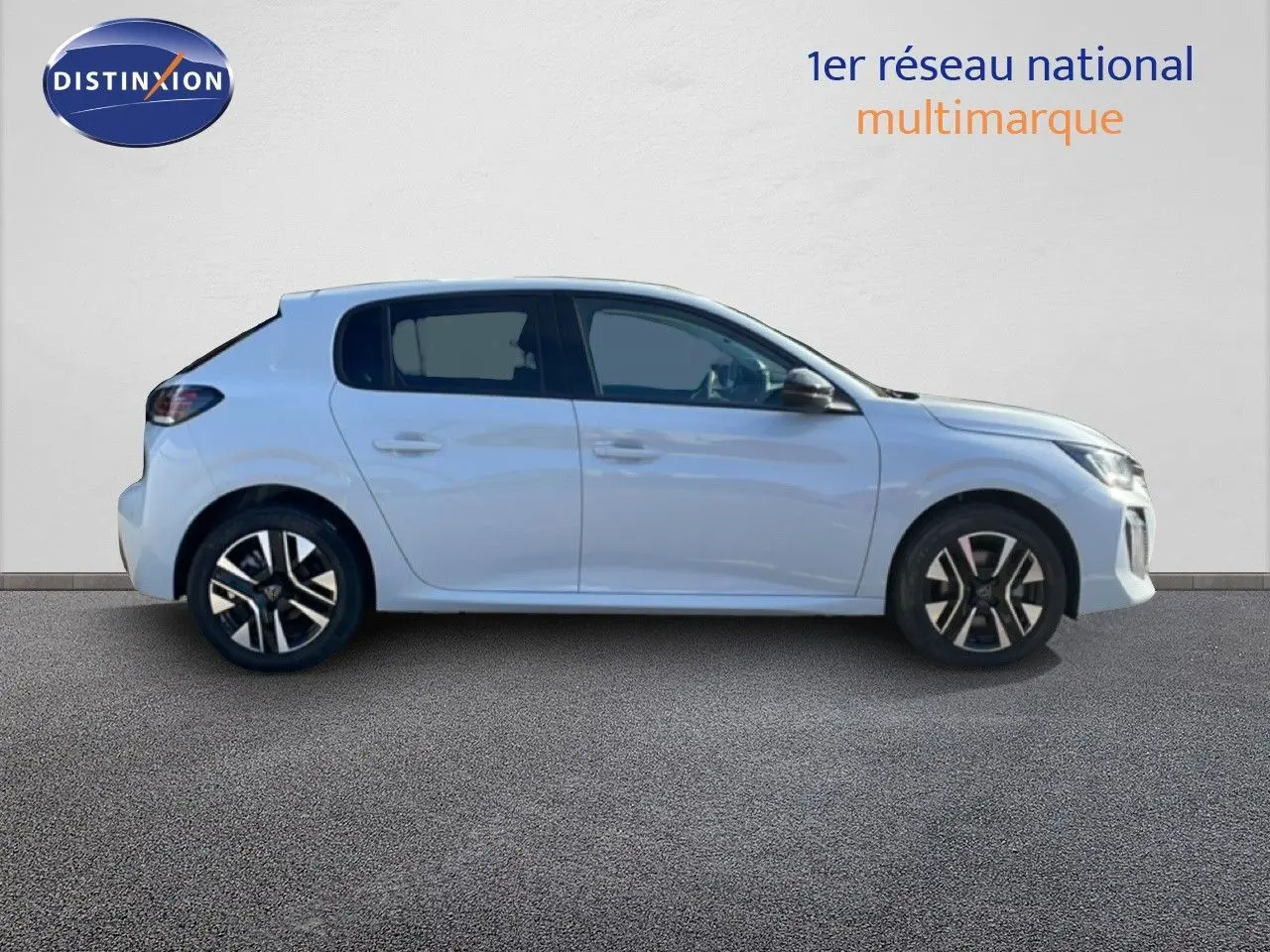 Profil droit d'une Peugeot 208 hybride blanche Okenite Metal avec jantes alliage et vitres teintées, sur fond neutre.
