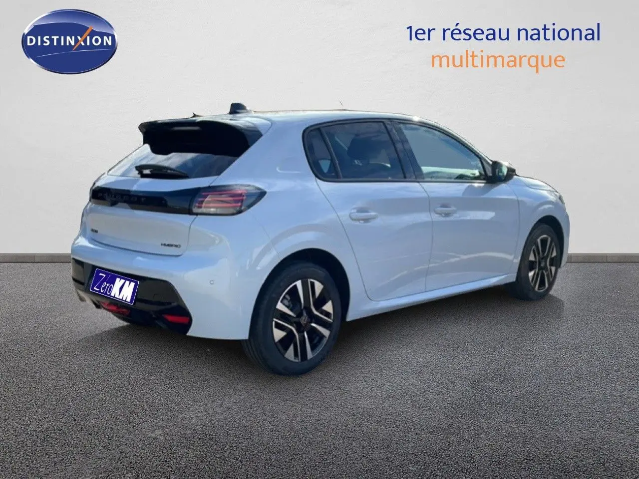 Peugeot 208 Hybrid blanc Okenite métal en 3/4 arrière droit, avec jantes noires et toit noir contrasté.