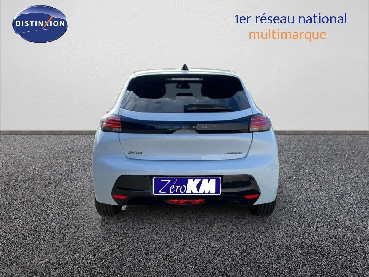 Vue arrière d'une Peugeot 208 Hybrid blanche Okenite Metal, avec feux arrière LED et logo Peugeot visible.
