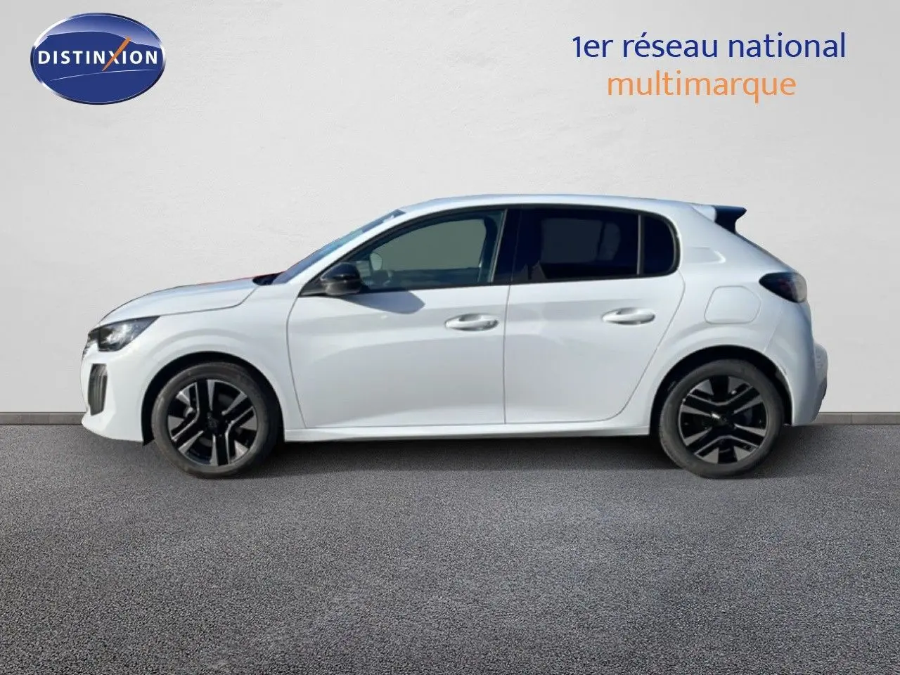 Profil latéral droit d'une Peugeot 208 hybride blanche Okenite, avec jantes noires et toit compact.