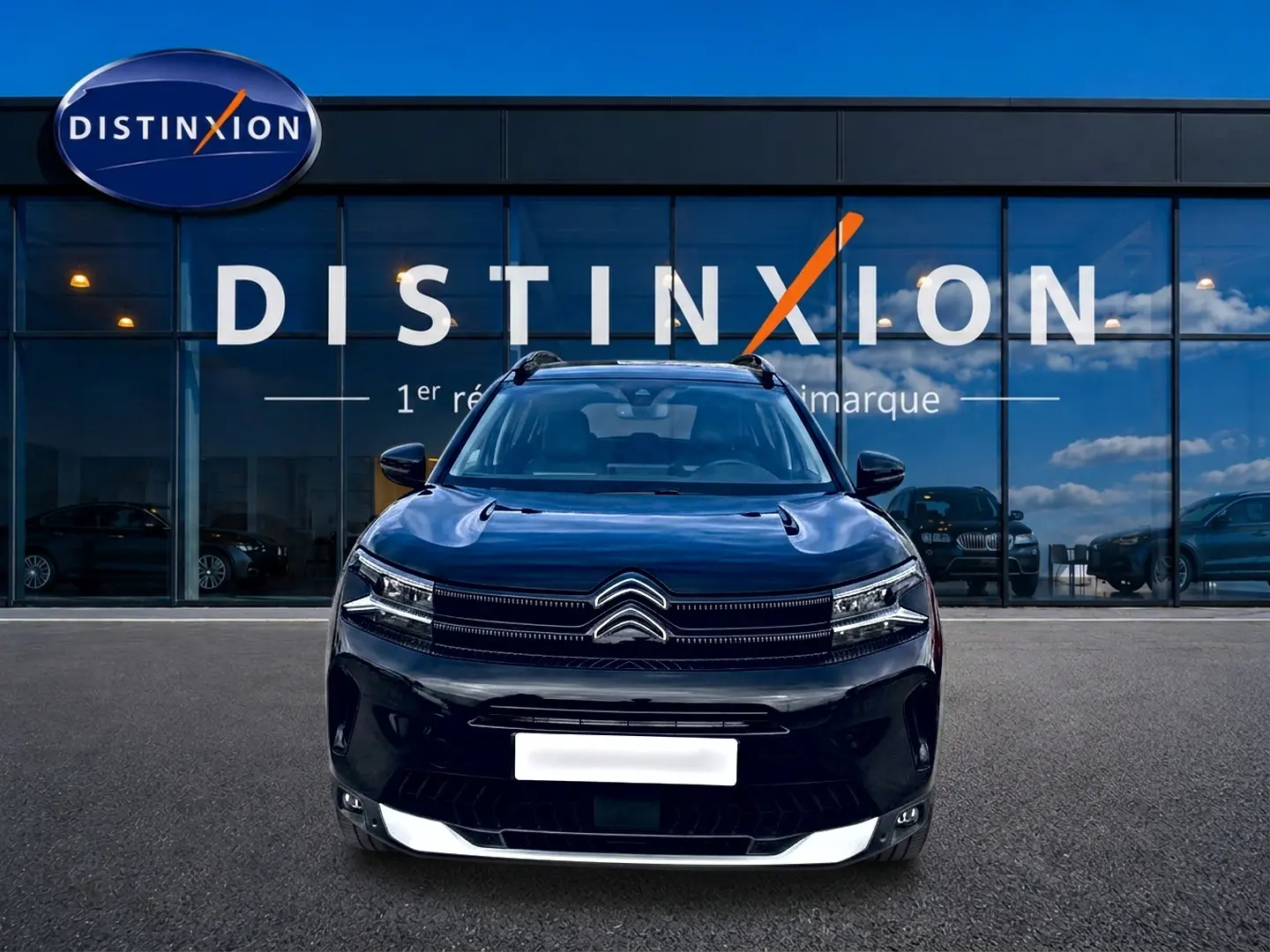Vue avant d'un Citroën C5 Aircross noir 2025 avec calandre distinctive et barres de toit visibles.