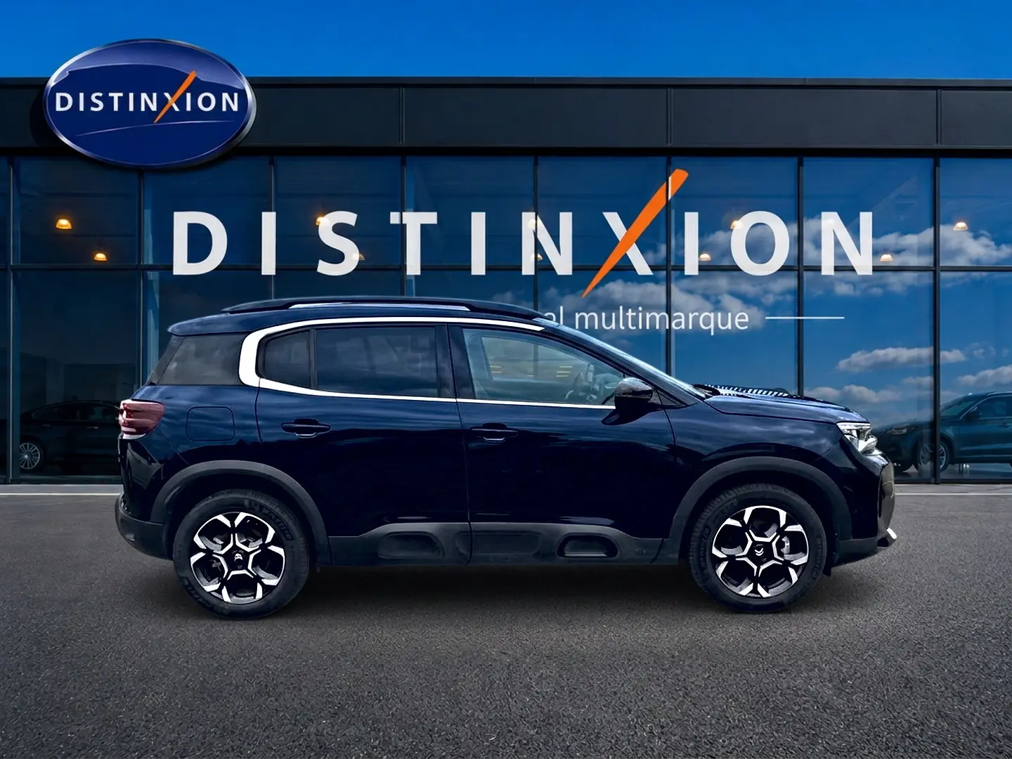 Profil latéral droit du Citroën C5 Aircross noir 2025 avec barres de toit et jantes alu distinctives.