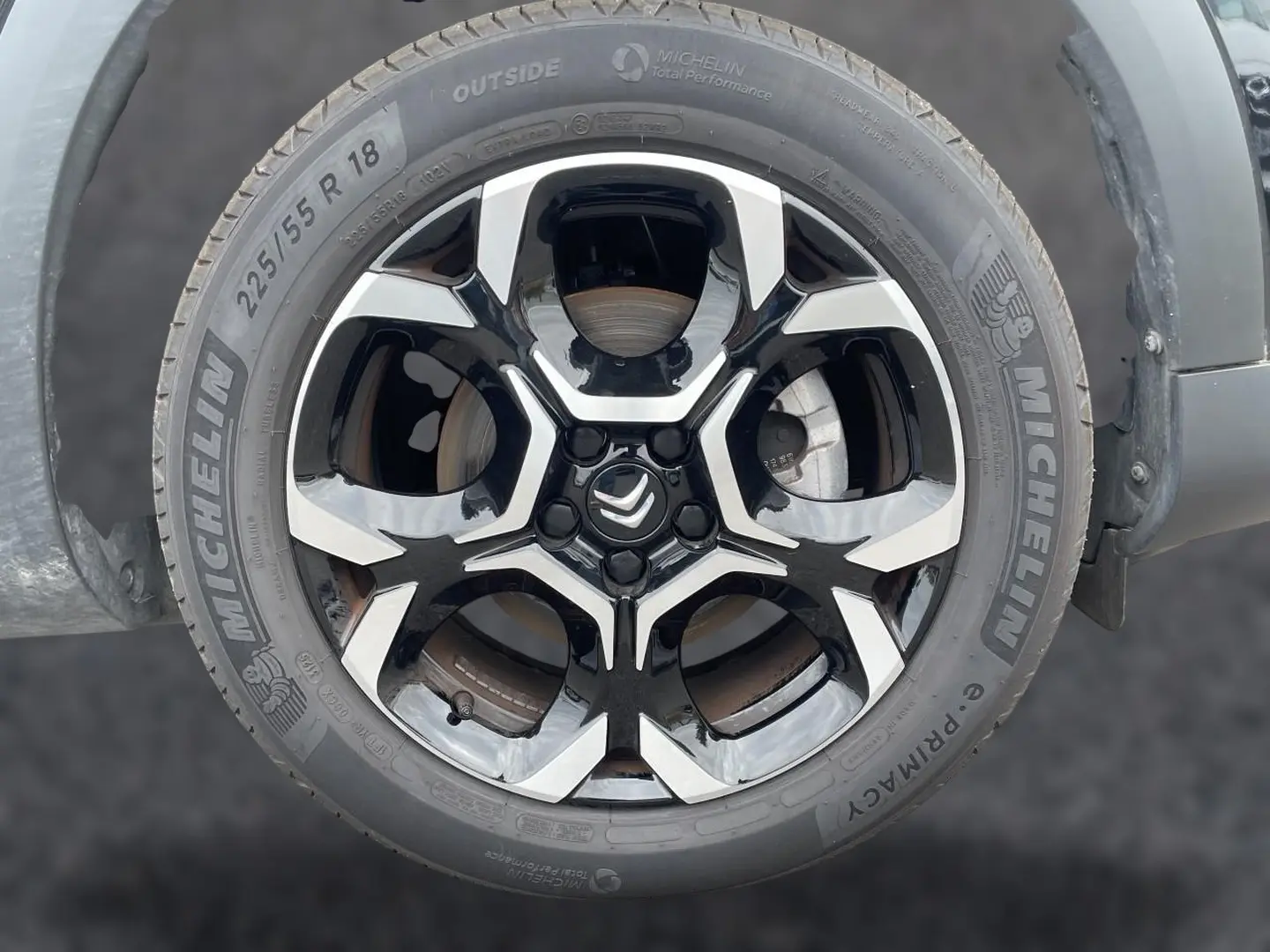 Gros plan sur la jante alu noire et argentée de 18 pouces avec pneu Michelin d’un Citroën C5 Aircross noir.