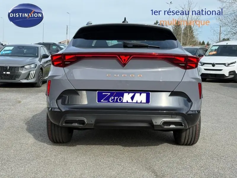 Vue arrière d'une CUPRA Formentor 2.0 TDI 150ch V DSG7 en gris Graphène personnalisé avec feux arrière LED continus.