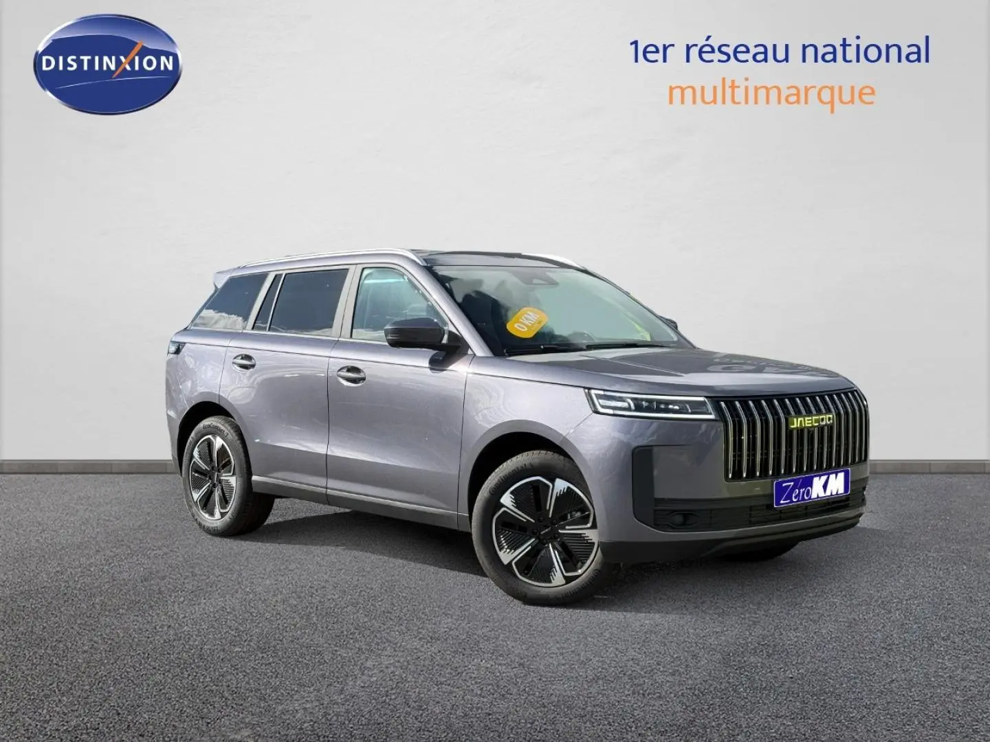 SUV JAECOO J5 Phantom Grey métal en 3/4 avant droit avec calandre verticale et jantes alu distinctives.