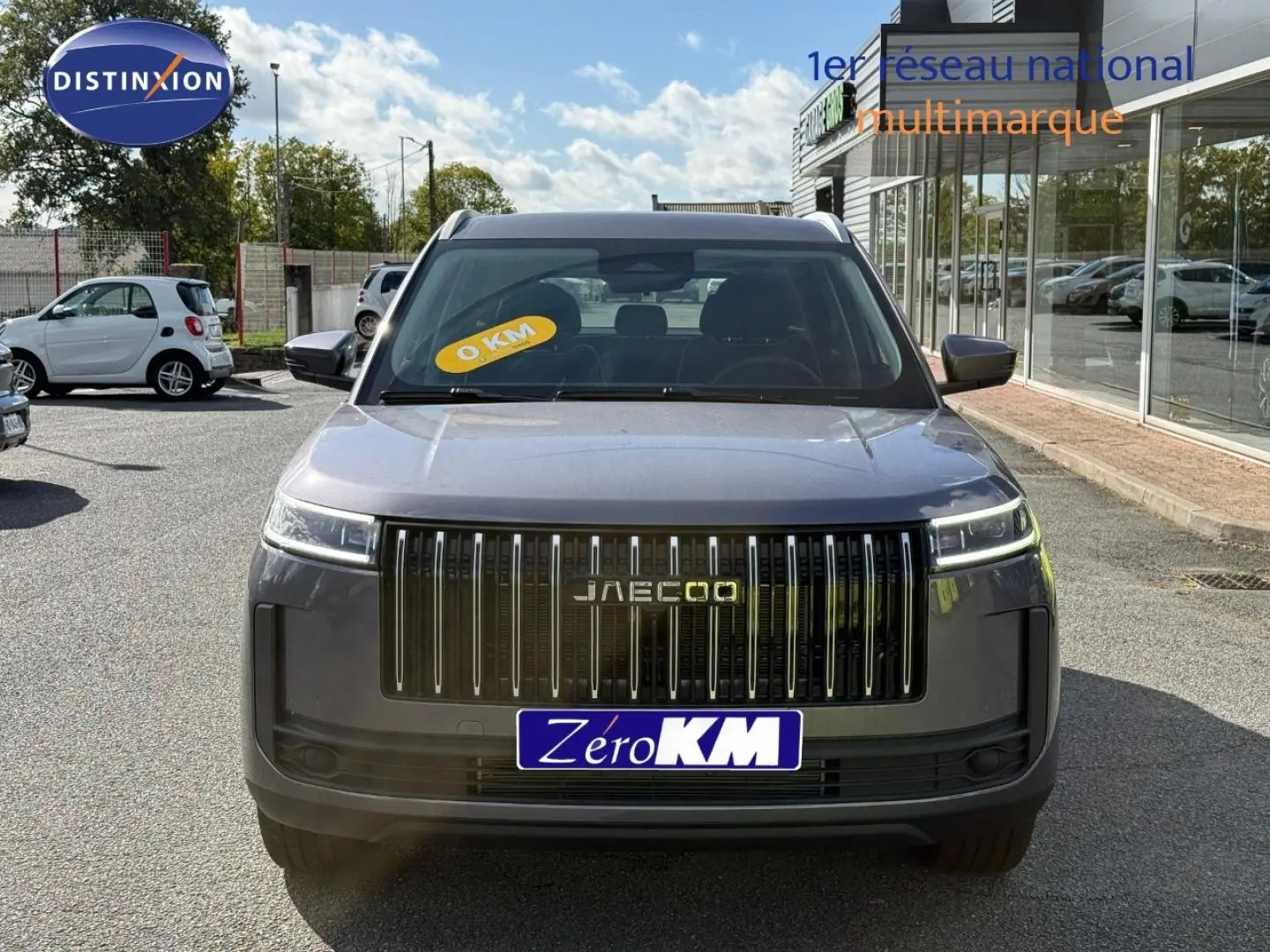 Vue de face du JAECOO J5 Phantom Grey métal 2026 avec calandre verticale noire et phares LED fins.