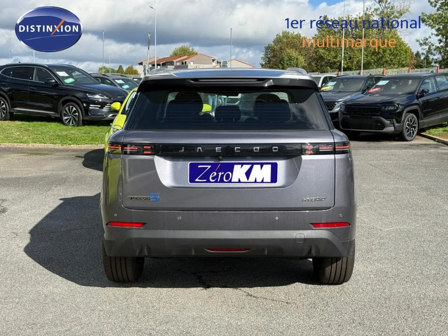 Vue arrière du JAECOO J5 Phantom Grey métal 2026 avec feux LED fins et toit noir contrastant.