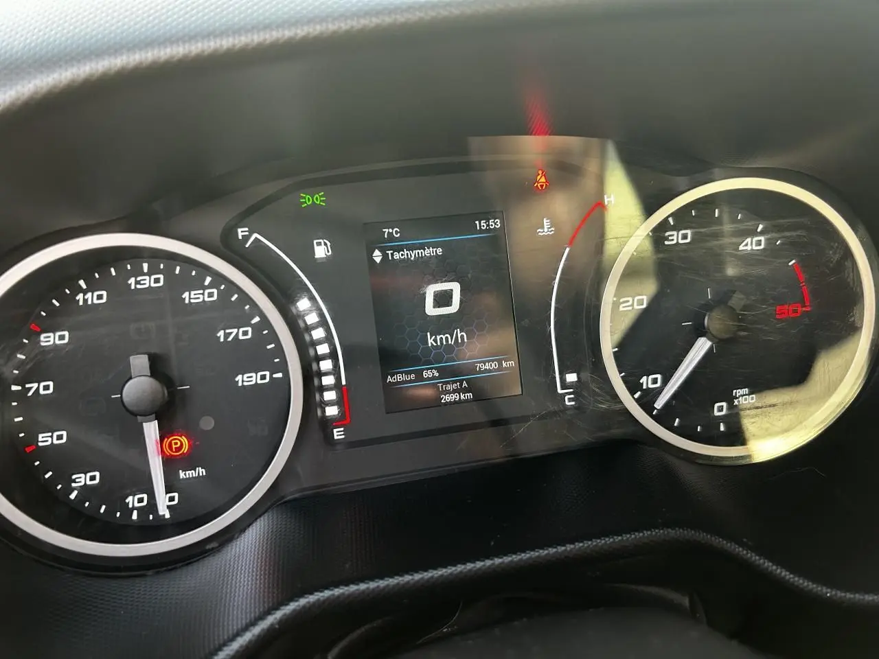 Tableau de bord du IVECO Daily blanc 2020 montrant vitesse, compte-tours, jauge carburant et température moteur.