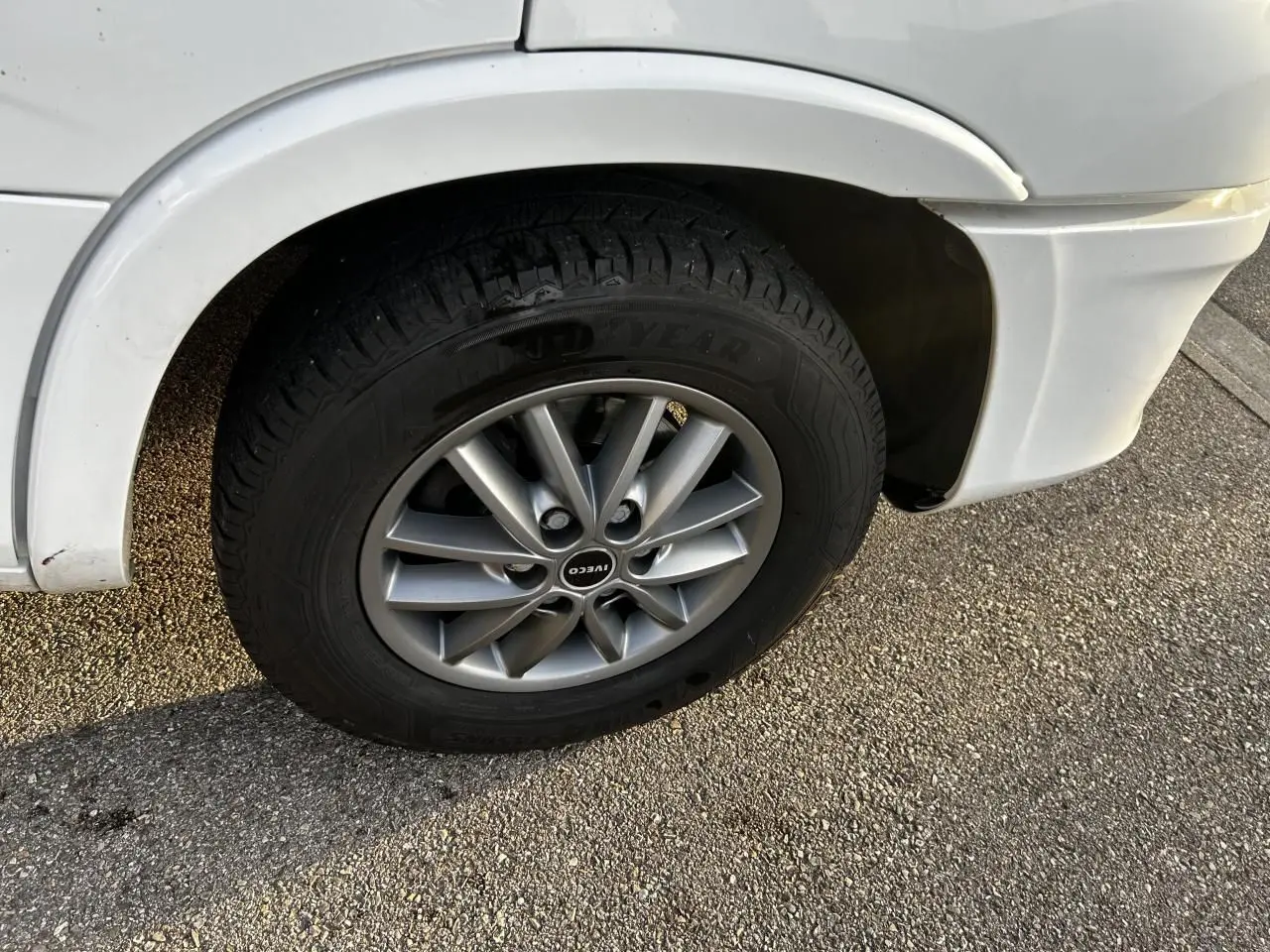 Gros plan sur la roue avant gauche blanche d’un Iveco Daily 2020 avec jante alliage et pneu Goodyear.