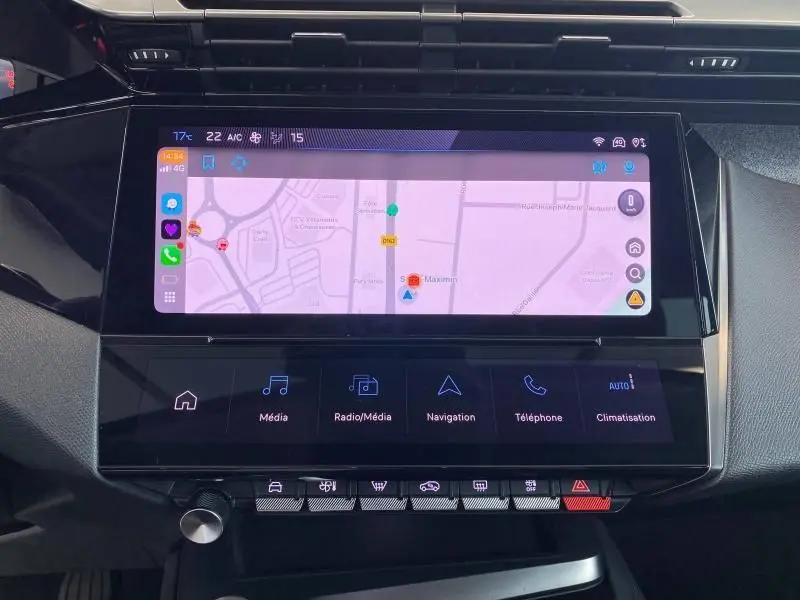 Écran tactile central du Peugeot 308 2022 gris Artense affichant la navigation GPS et les commandes multimédia.