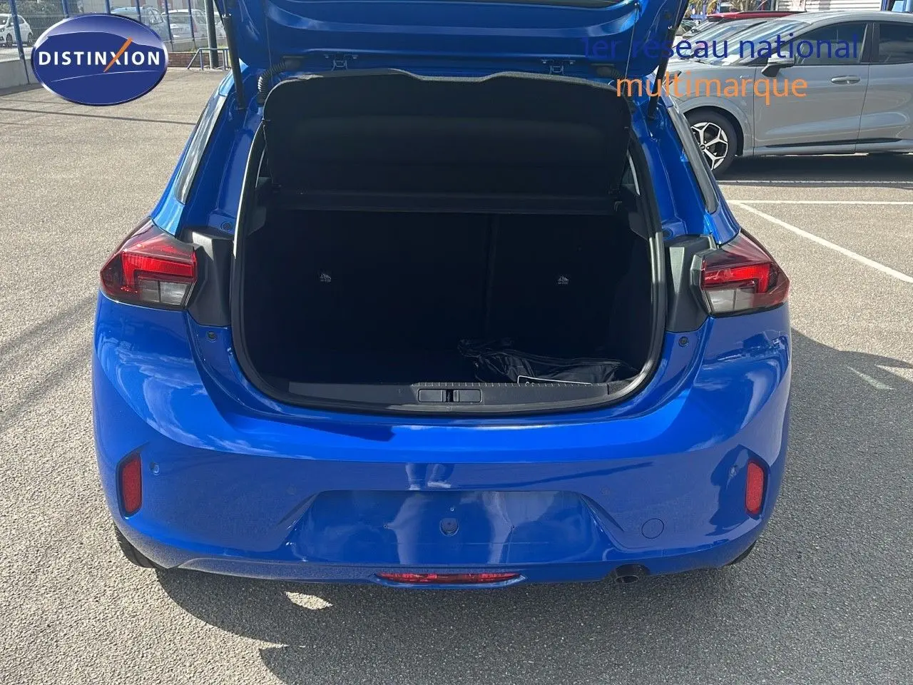Vue arrière d'une Opel Corsa bleu voltaik métal 2025 avec coffre ouvert dévoilant l'espace de chargement.