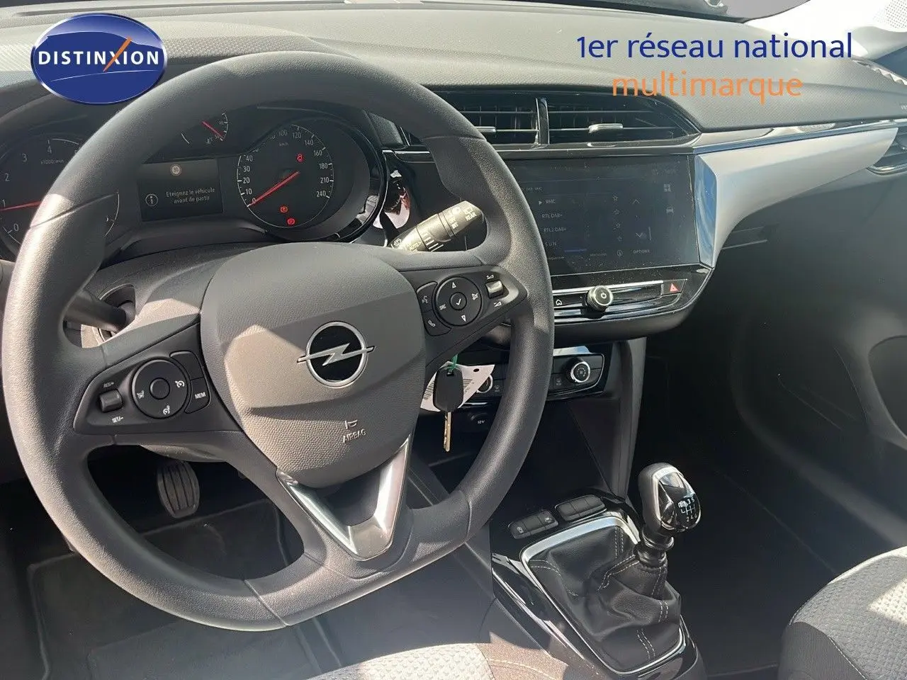 Intérieur de l'Opel Corsa 2025, vue du poste de conduite avec volant multifonction et levier de vitesse manuel.
