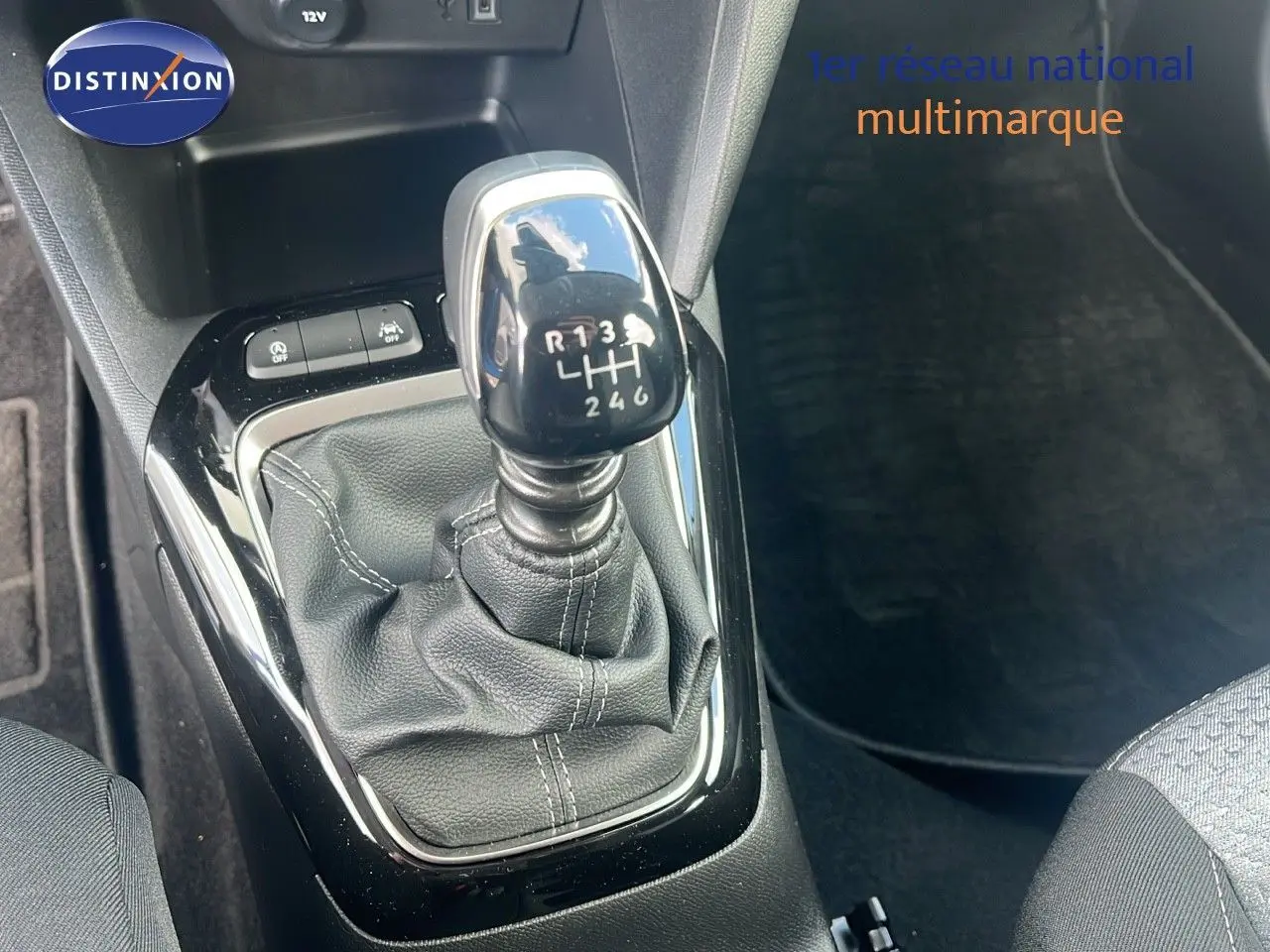 Le levier de vitesses manuel noir de l'Opel Corsa 1.2 PureTech 100ch Edition, vue rapprochée de la console centrale.
