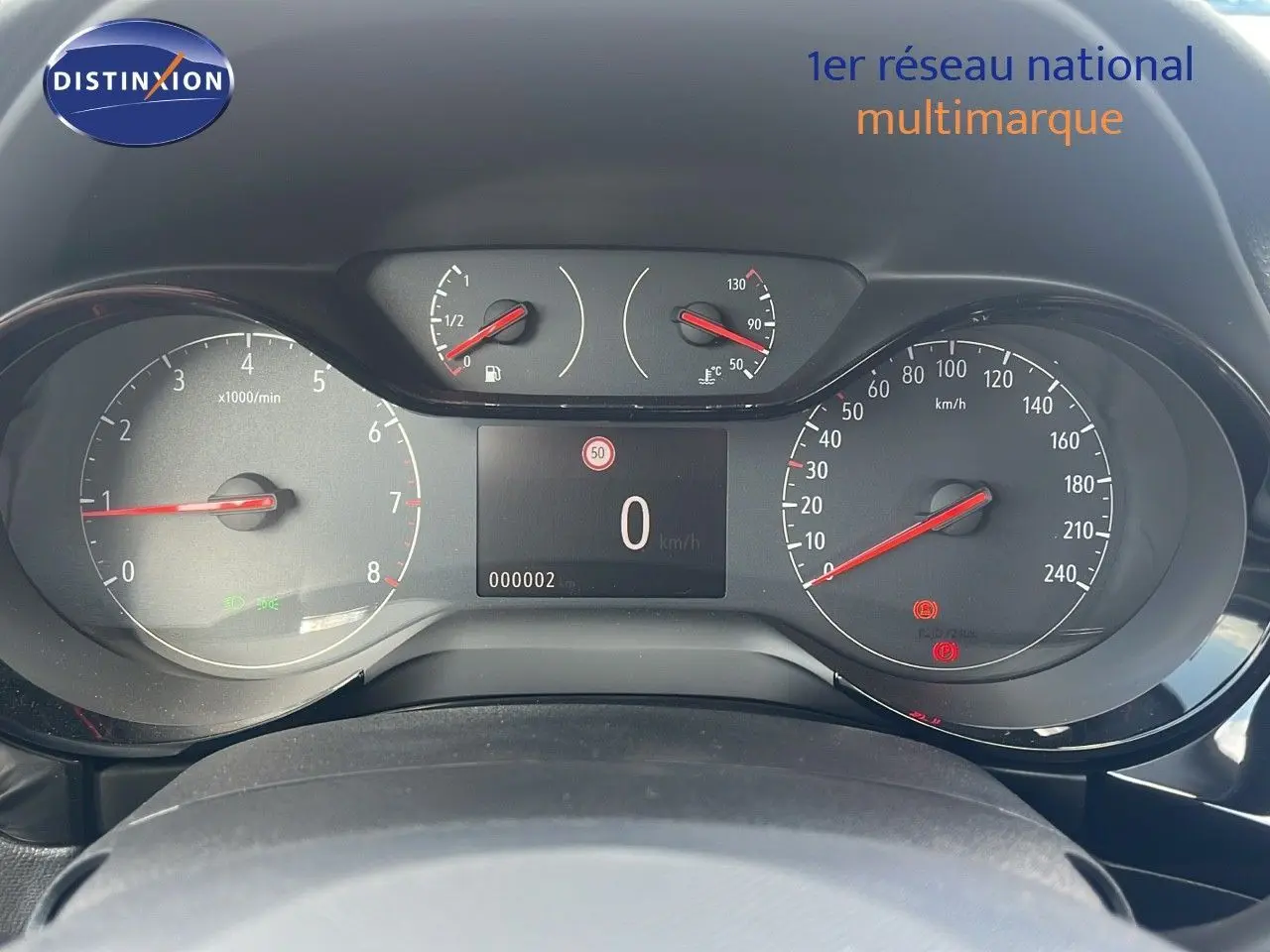 Tableau de bord de l'Opel Corsa 2025 avec compteurs analogiques et écran digital affichant 0 km/h.