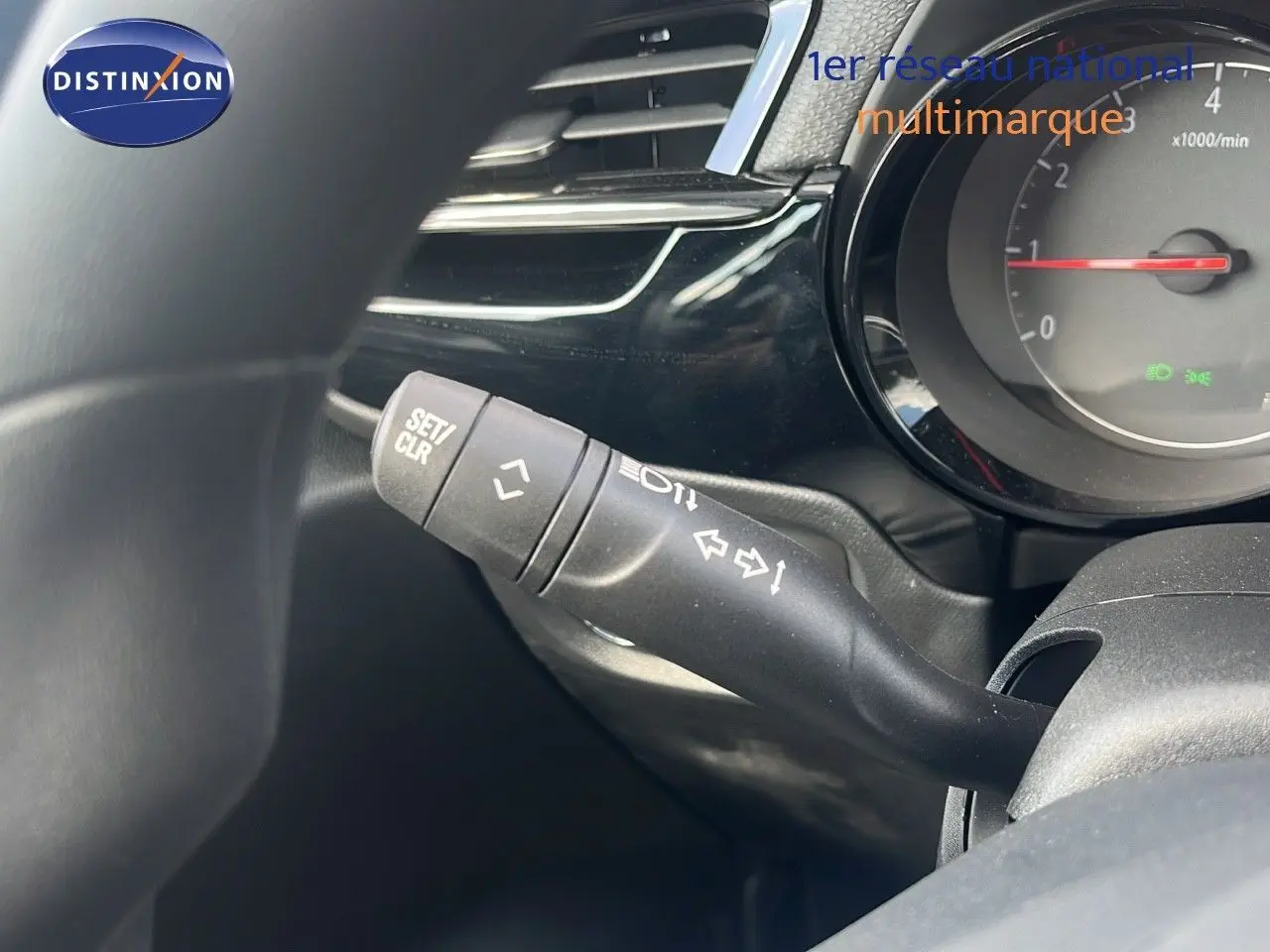 Gros plan sur la commande de clignotant à gauche du volant dans l'habitacle d'une Opel Corsa 2025 bleu Voltaik Metal.