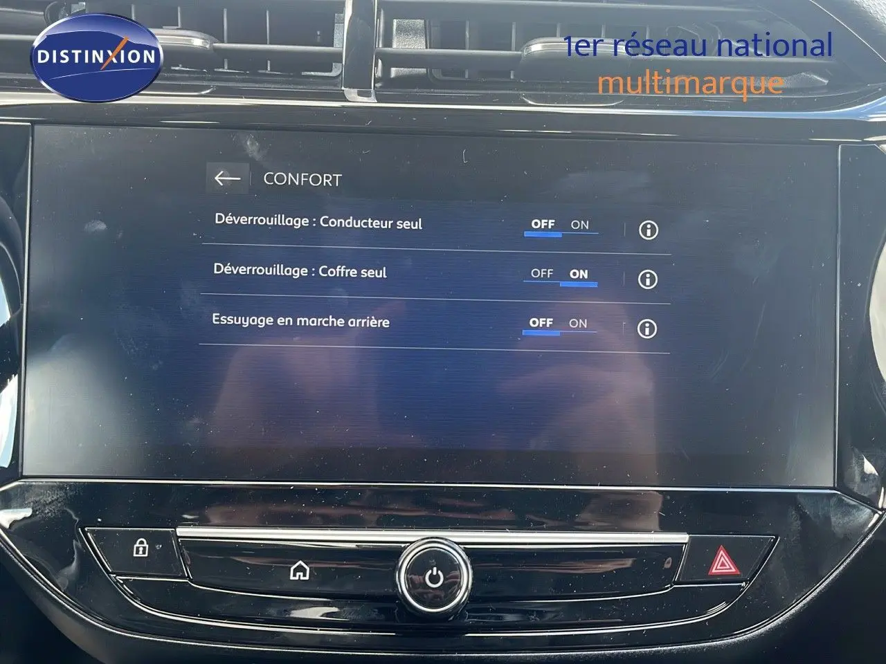 Écran tactile central de l'Opel Corsa bleu voltaik métal 2025 affichant les réglages de confort du véhicule.