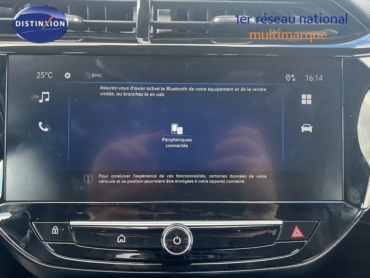 Écran tactile central de l'Opel Corsa bleu voltaik métal 2025 affichant la connexion Bluetooth et commandes intégrées.