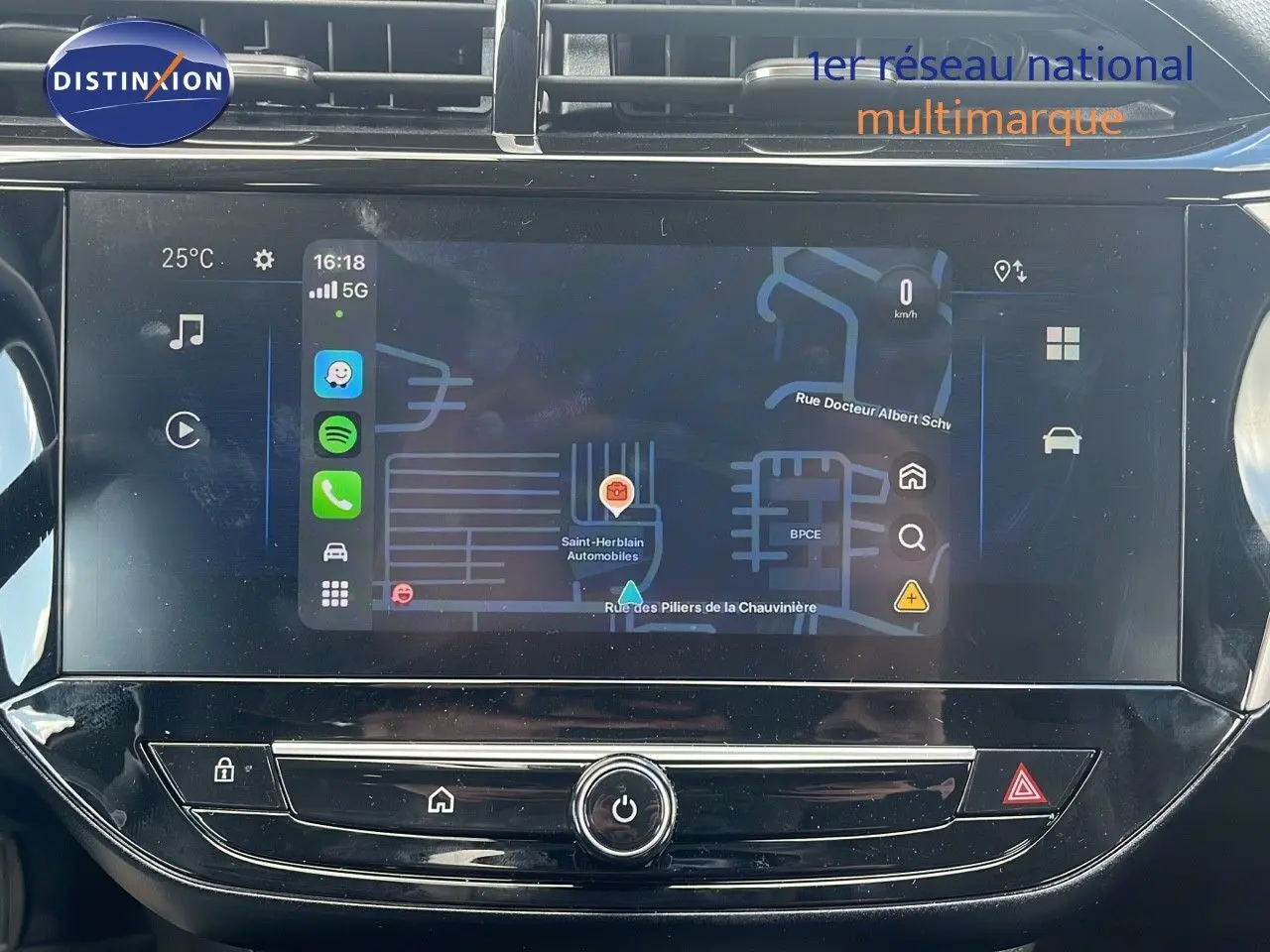 Écran tactile central de la console d'une Opel Corsa 2025, affichant la navigation GPS en intérieur noir brillant.