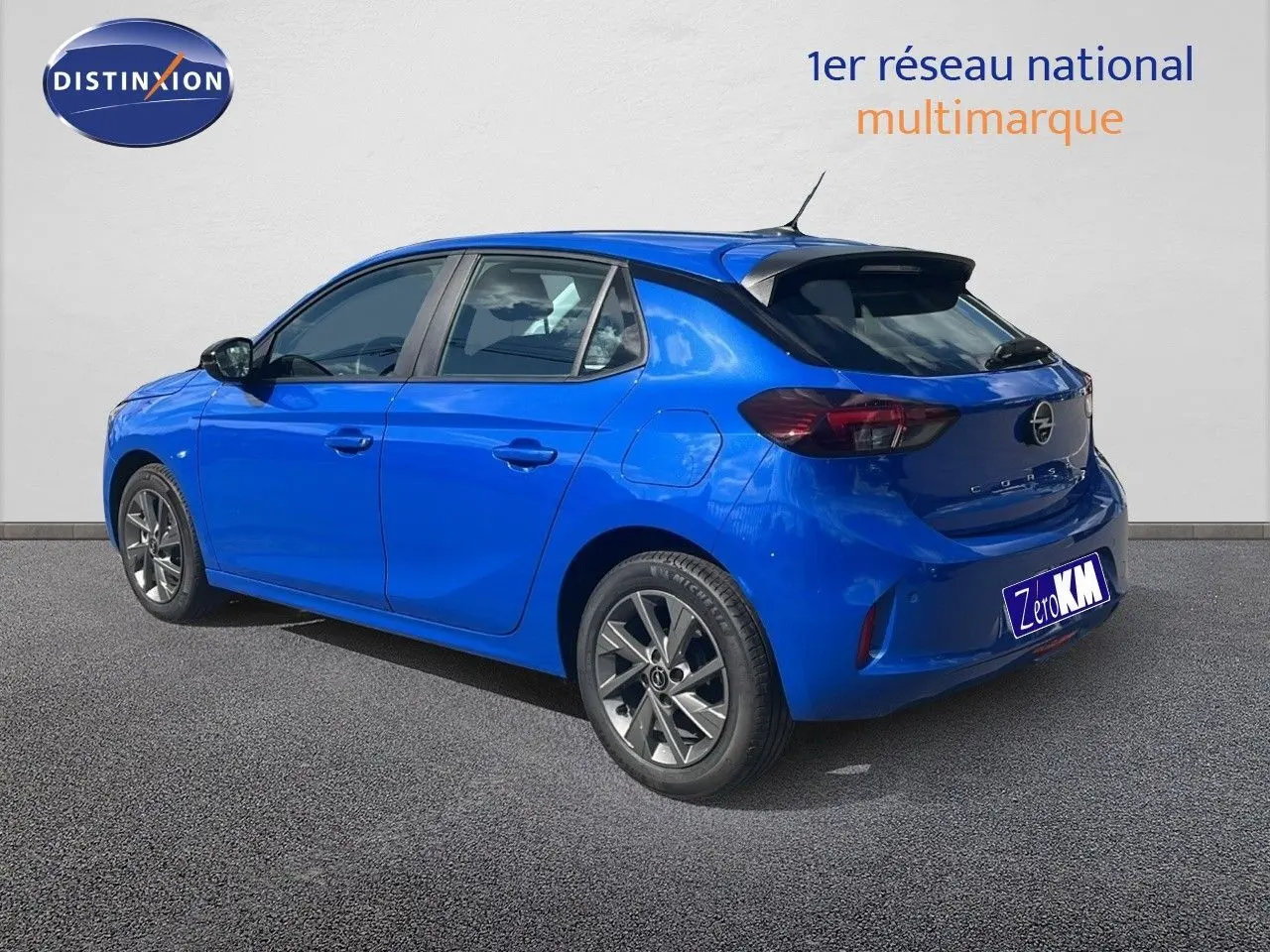 Opel Corsa bleu Voltaik métal vue 3/4 arrière côté gauche, avec jantes alliage et feux arrière LED.