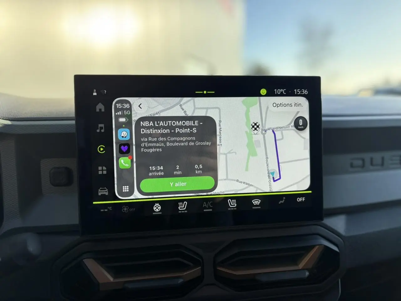 Écran tactile central du tableau de bord du Dacia Duster 2026, affichant la navigation GPS en mode jour.