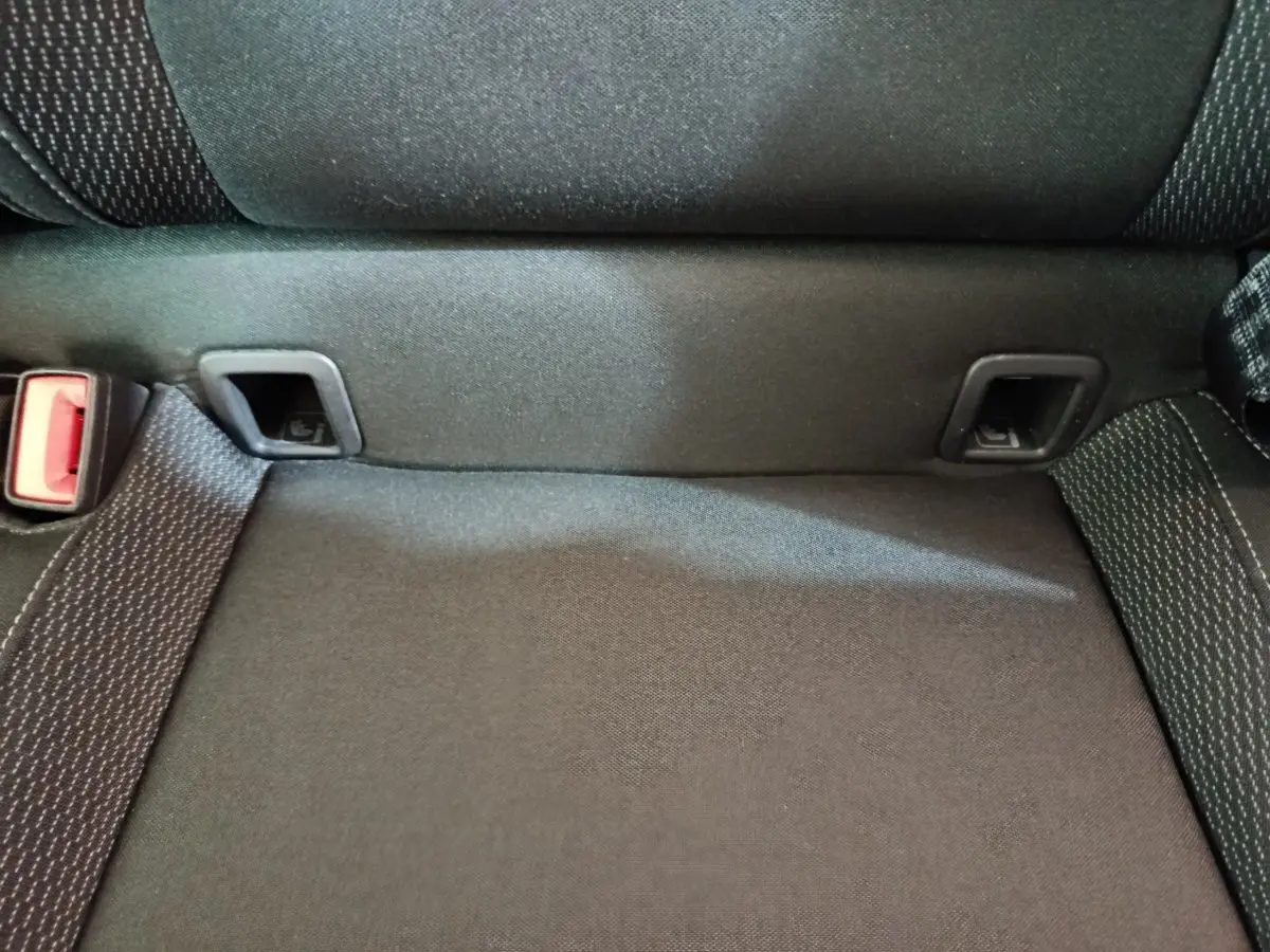 Gros plan sur la banquette arrière noire du Skoda Karoq 2.0 TDI 116ch Selection avec ceintures et fixations Isofix visibles.