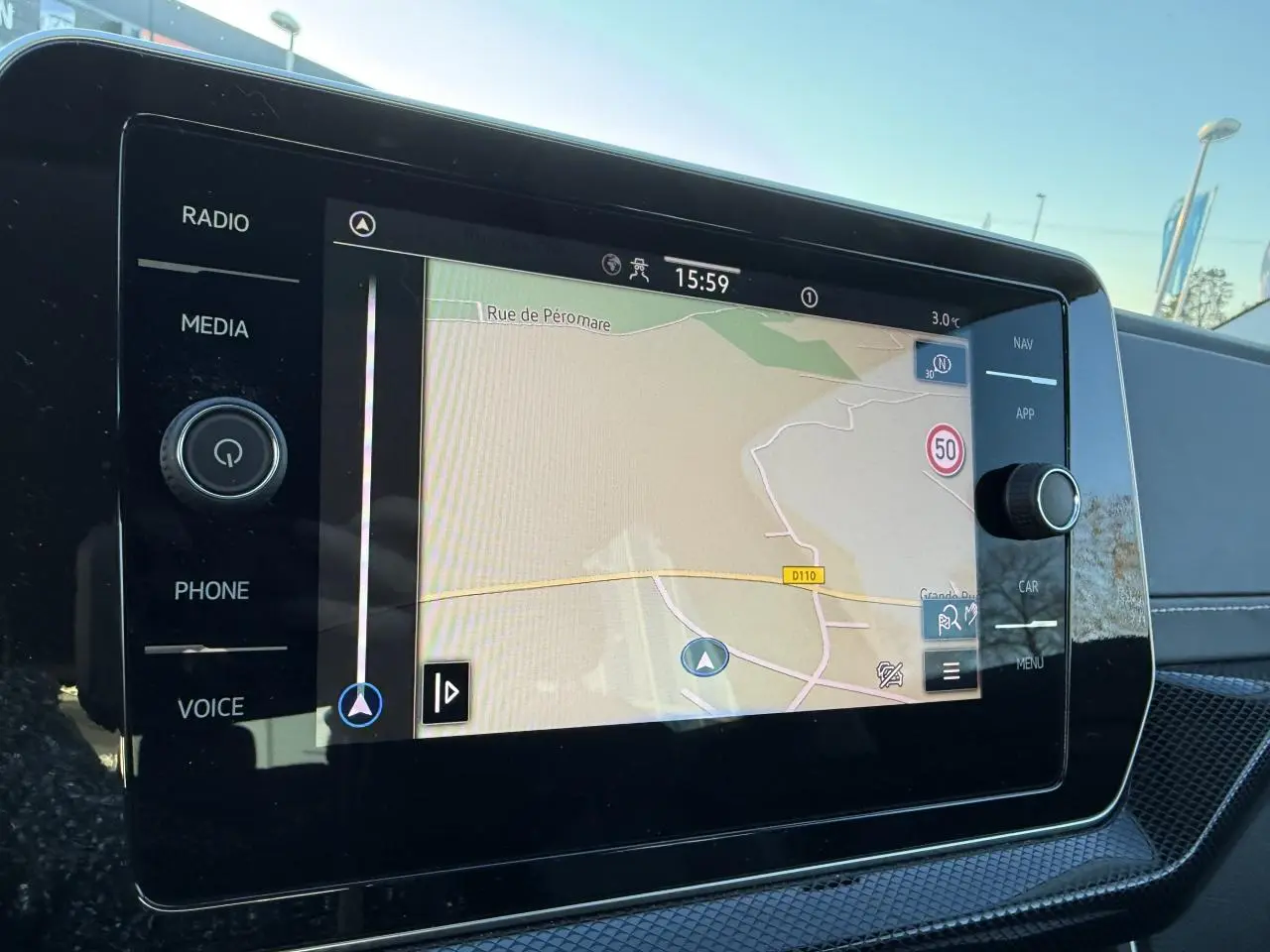 Écran tactile central du Volkswagen T-Cross gris cendre 2025 affichant la navigation avec carte et commandes autour.