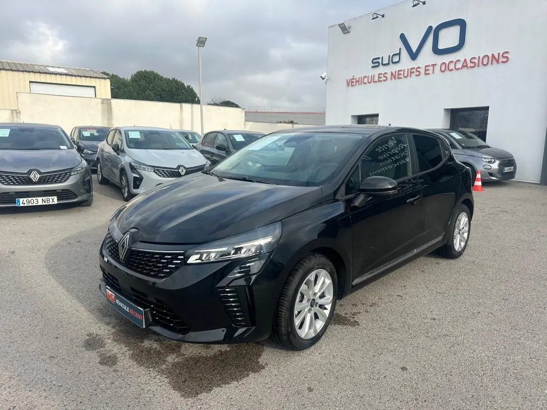 Renault Clio V dCi 100 Evolution noire vue en 3/4 avant droit, avec vitres surteintées et jantes argentées.