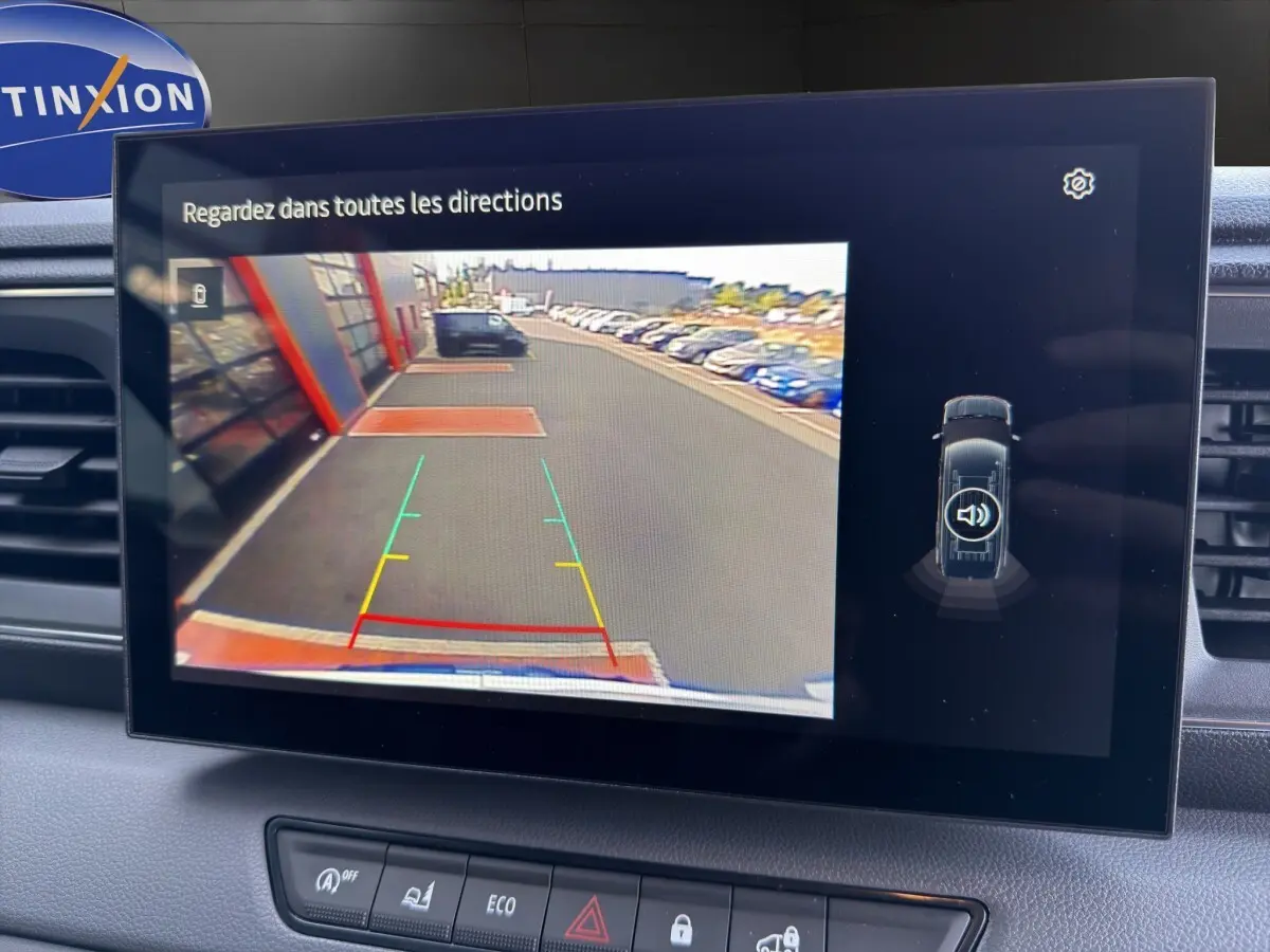 Écran tactile intérieur du Renault Master blanc 2026 montrant la caméra de recul avec lignes de guidage colorées.