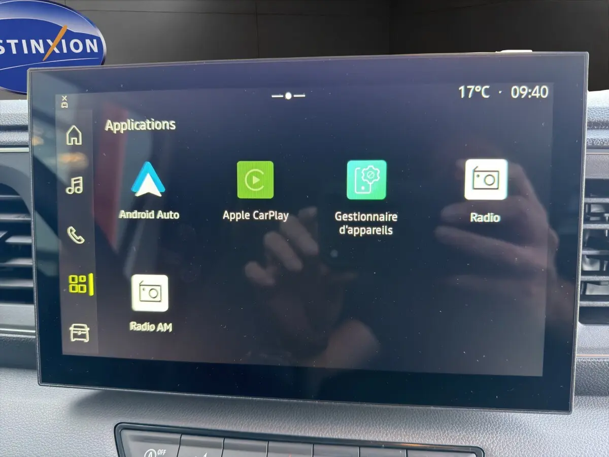 Renault Master blanc vu de face, mettant en valeur la calandre et les phares LED distinctifs.