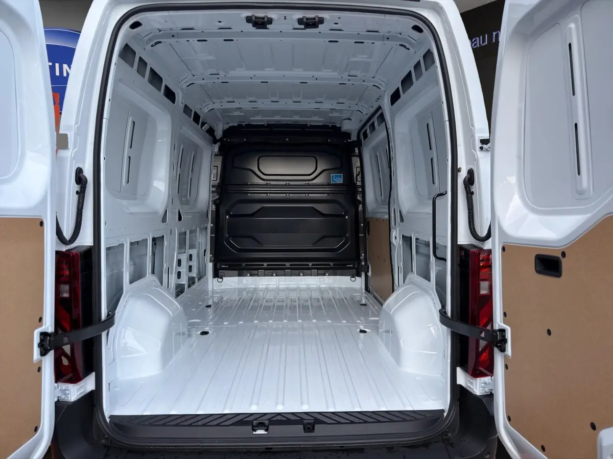 Vue arrière intérieure du Renault Master blanc FG L2H2 3T5 avec portes ouvertes et espace de chargement vide.