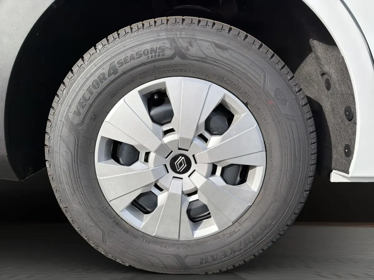 Gros plan sur la roue avant droite du Renault Master blanc, avec jante argentée et pneu Goodyear Vector 4Seasons.