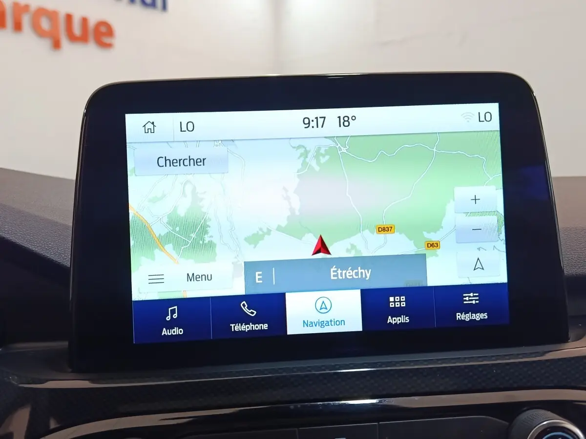 Écran tactile central du Ford Kuga 2023 affichant la navigation avec carte et options multimédia.