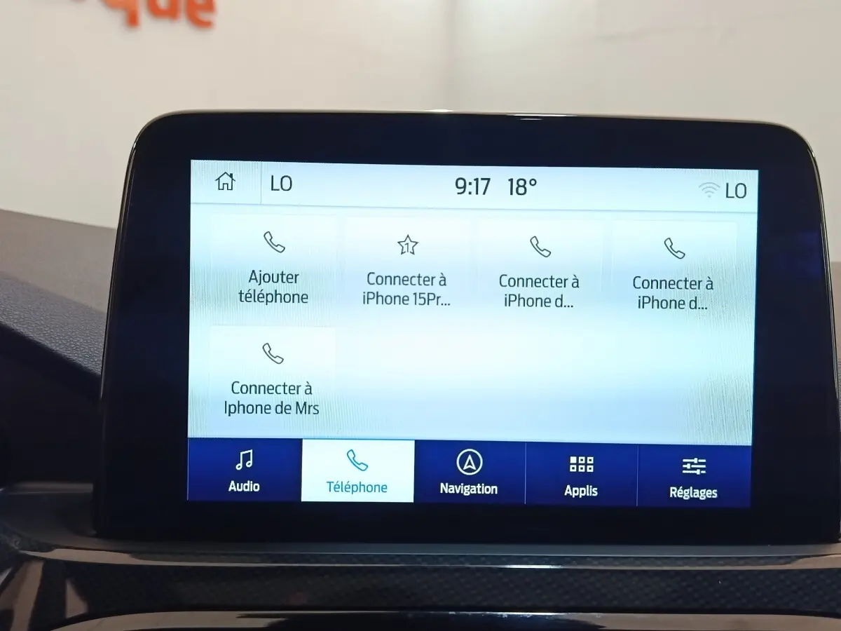 Écran tactile central du Ford Kuga 2023 affichant les options de connexion téléphonique, intérieur noir.