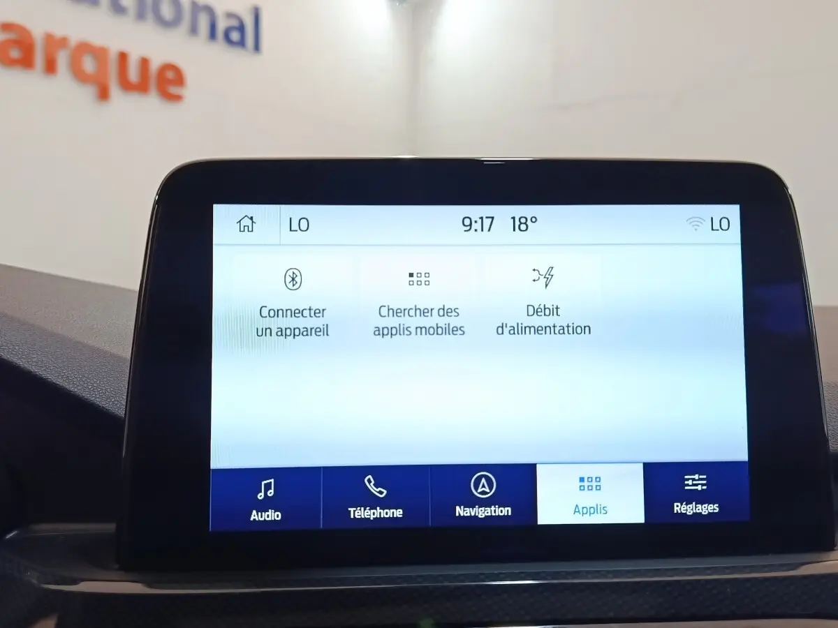 Écran tactile central du Ford Kuga gris foncé 2023 affichant les options de connexion et applications.
