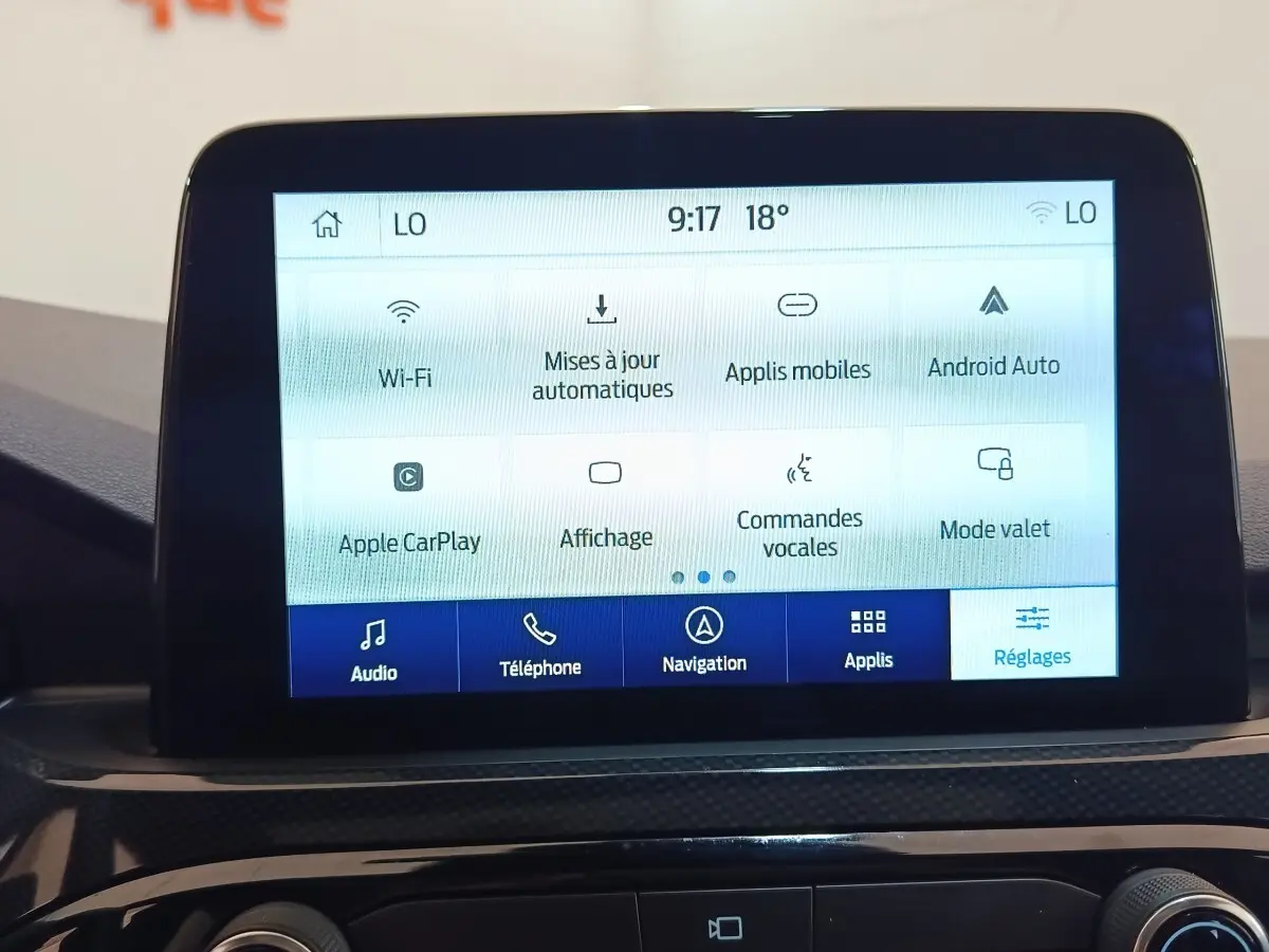 Écran tactile central affichant les options connectivité et réglages dans l’habitacle du Ford Kuga gris foncé 2023.