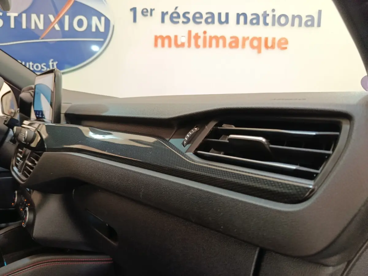 Vue intérieure côté passager du tableau de bord noir avec insert carbone du Ford Kuga 2023 gris foncé ST-Line X.