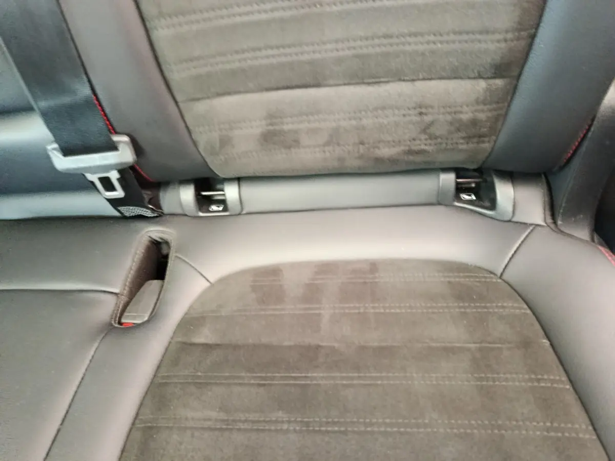 Détail de la banquette arrière en cuir et alcantara gris foncé avec surpiqûres rouges du Ford Kuga 2023.