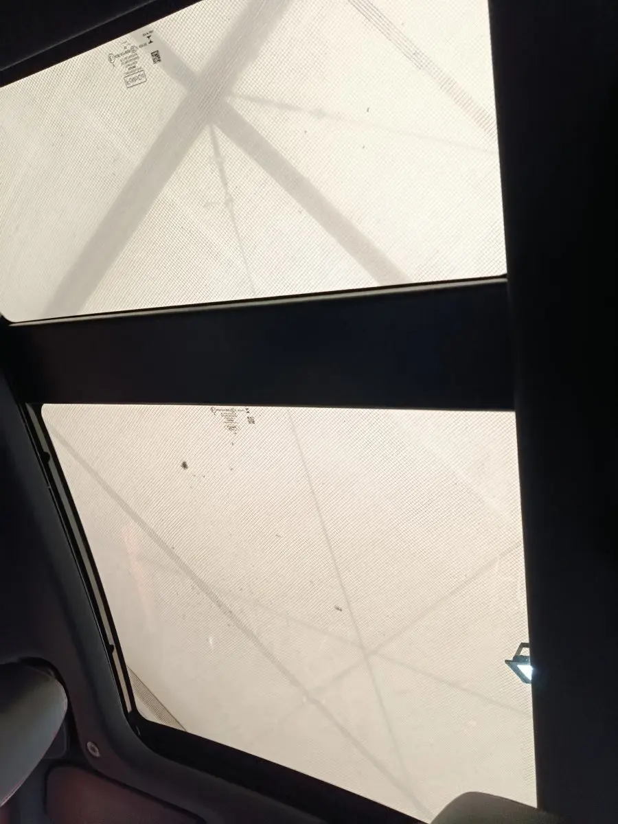 Toit panoramique avec pare-soleil déployé, vue intérieure du Ford Kuga gris foncé 2023.